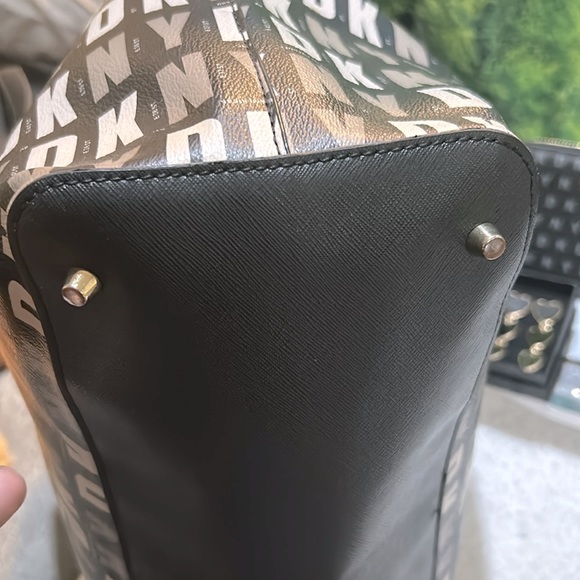 DKNY Large Shoulder bag NWOT & DKNY Wallet with 2 Earrings - Picture 11 of 14